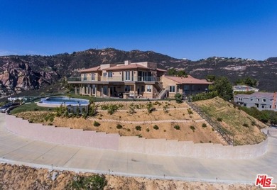 Gorgeous Mediterranean Styled mansion in Malibu overlooking a - photo 25