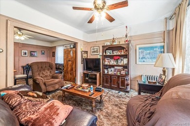 Nice 2-family home in the heart of Jamaica, featuring a - photo 2