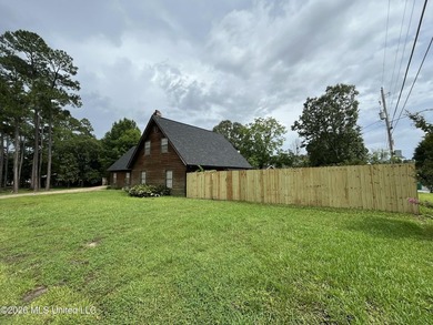Rare opportunity to own a spacious home with an in-ground pool - photo 1