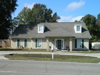 Nice family home, move in ready, master bedroom on lower floor - photo 2