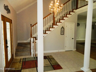 Nice family home, move in ready, master bedroom on lower floor - photo 5