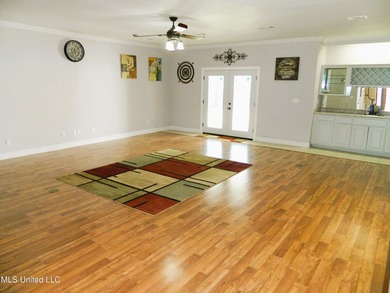 Nice family home, move in ready, master bedroom on lower floor - photo 9