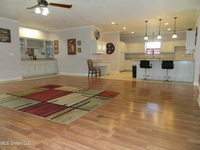 Nice family home, move in ready, master bedroom on lower floor - photo 10