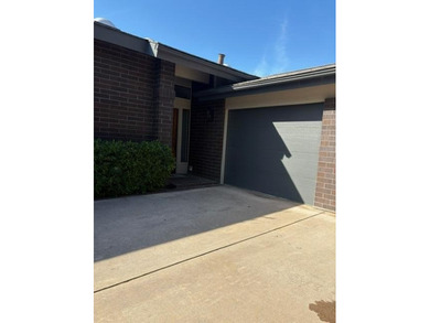 Beautiful, move-in ready 3 bedroom, 2 bathroom home located in - photo 3