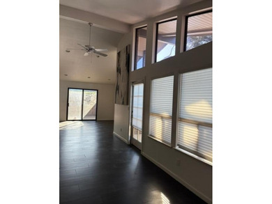 Beautiful, move-in ready 3 bedroom, 2 bathroom home located in - photo 7