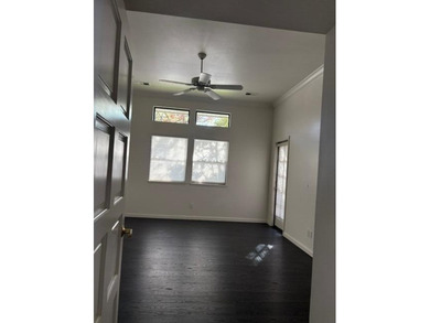 Beautiful, move-in ready 3 bedroom, 2 bathroom home located in - photo 10