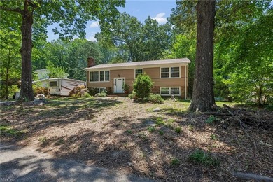 Spacious and versatile, this 6-bedroom, 4-bath split-level home - photo 4