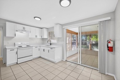Welcome to your charming Florida retreat! This delightful - photo 2