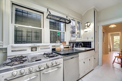 Nestled in a desirable Oakland neighborhood near Piedmont Avenue - photo 7