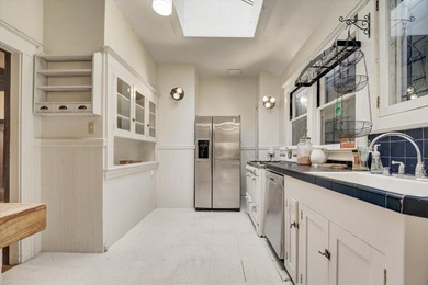 Nestled in a desirable Oakland neighborhood near Piedmont Avenue - photo 9