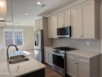 The living is easy in this lovely residence in a gated community - photo 5