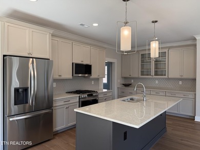 The living is easy in this lovely residence in a gated community - photo 7