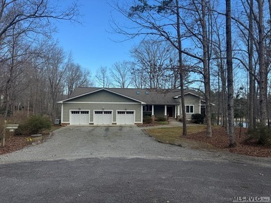 Imagine this: a luxury estate on three Lake Gaston waterfront - photo 4