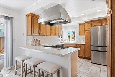 Beautiful end-unit townhome in a quiet interior location - photo 7