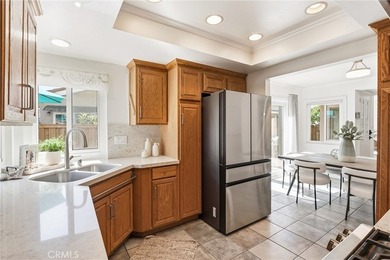 Beautiful end-unit townhome in a quiet interior location - photo 9