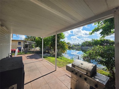 Investor opportunity with tranquil lake views in University - photo 3