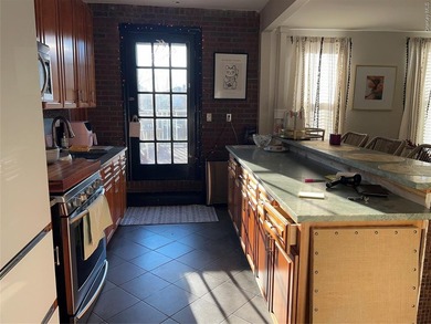 Beautifully maintained multifamily home in the Throggs Neck area - photo 5
