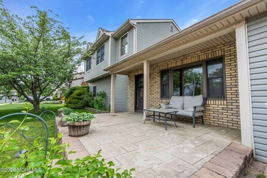 Spacious Beautifully Maintained Custom Home Offering 5 Bedrooms - photo 17