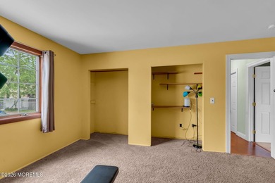 Spacious Beautifully Maintained Custom Home Offering 5 Bedrooms - photo 18