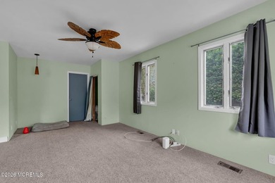 Spacious Beautifully Maintained Custom Home Offering 5 Bedrooms - photo 19