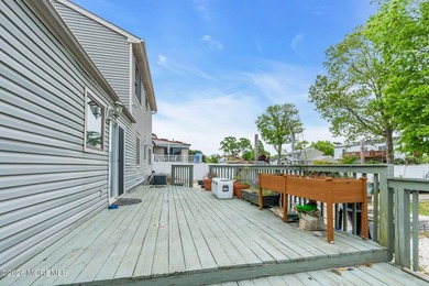 Spacious Beautifully Maintained Custom Home Offering 5 Bedrooms - photo 20