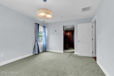 Spacious Beautifully Maintained Custom Home Offering 5 Bedrooms - photo 23