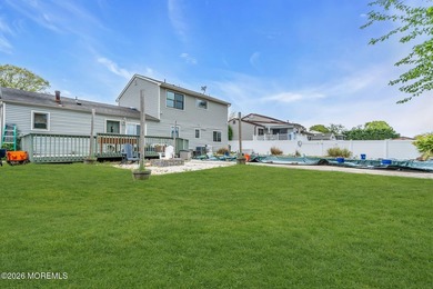 Spacious Beautifully Maintained Custom Home Offering 5 Bedrooms - photo 24