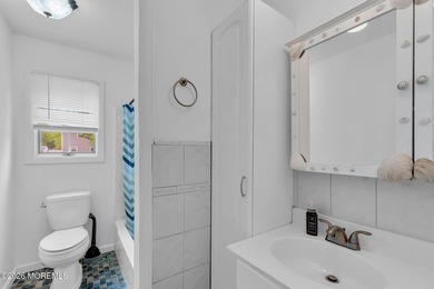 Spacious Beautifully Maintained Custom Home Offering 5 Bedrooms - photo 25