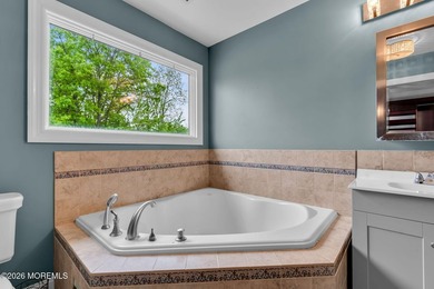 Spacious Beautifully Maintained Custom Home Offering 5 Bedrooms - photo 26
