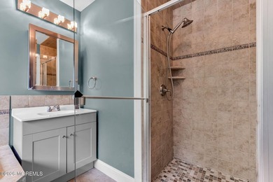 Spacious Beautifully Maintained Custom Home Offering 5 Bedrooms - photo 27