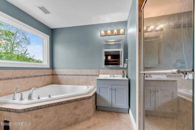 Spacious Beautifully Maintained Custom Home Offering 5 Bedrooms - photo 28