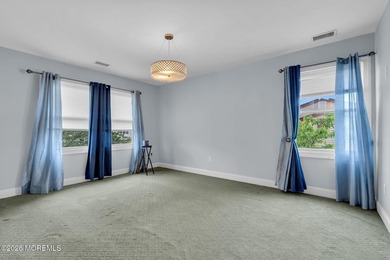 Spacious Beautifully Maintained Custom Home Offering 5 Bedrooms - photo 32