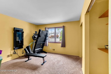 Spacious Beautifully Maintained Custom Home Offering 5 Bedrooms - photo 33