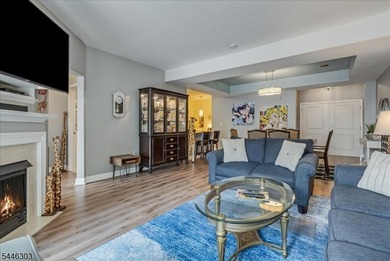 Experience refined, hassle-free living in The Royal Club at - photo 4