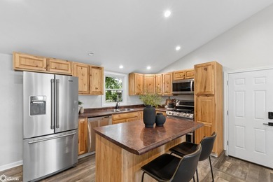 Welcome home to this beautifully updated 4-bedroom, 2-bath ranch - photo 8