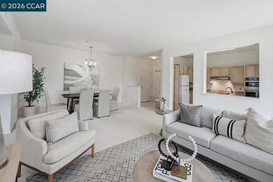 Rarely available penthouse location with beautiful treetop and - photo 8