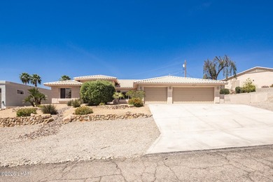 Beautifully maintained single-owner home offering 3 bedrooms, 2 - photo 2