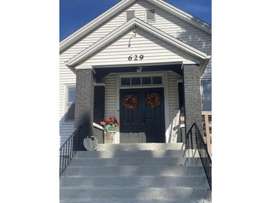 Welcome to the Grand space this home has to offer! Tall ceilings