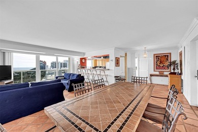 Rarely available south-facing upper-floor end unit! This bright - photo 1