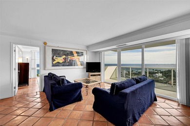 Rarely available south-facing upper-floor end unit! This bright - photo 2