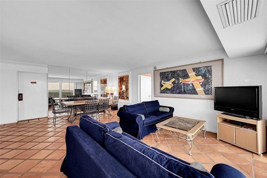 Rarely available south-facing upper-floor end unit! This bright - photo 3