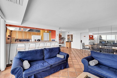 Rarely available south-facing upper-floor end unit! This bright - photo 4