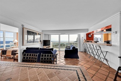 Rarely available south-facing upper-floor end unit! This bright - photo 5