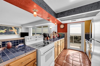 Rarely available south-facing upper-floor end unit! This bright - photo 7