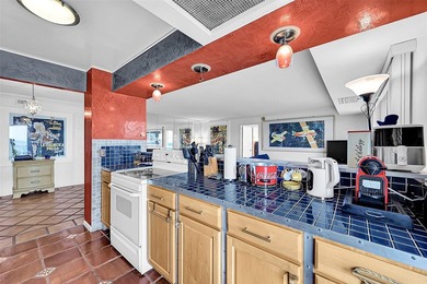 Rarely available south-facing upper-floor end unit! This bright - photo 8