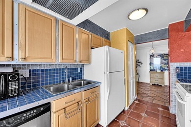Rarely available south-facing upper-floor end unit! This bright - photo 9