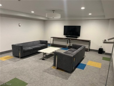 Rare opportunity to own a completely renovated Penthouse unit in - photo 35