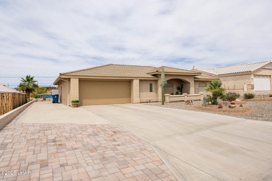 Immaculate and move in ready! This beautifully maintained - photo 1