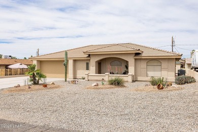 Immaculate and move in ready! This beautifully maintained - photo 3