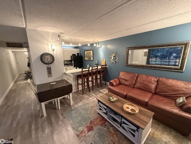 Beautifully remodeled condo at The Harbourage. Gorgeous harbor - photo 4
